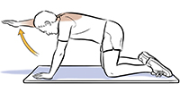 Hombre apoyado sobre codos y rodillas con el brazo derecho levantado hacia arriba, haciendo un ejercicio de estirar y mantener.