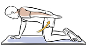 Hombre apoyado sobre codos y rodillas con el brazo izquierdo levantado hacia atrás, haciendo un ejercicio de estirar y mantener.